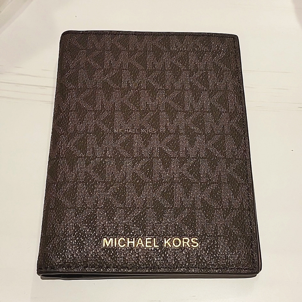 🍃 Michael Kors wallet
